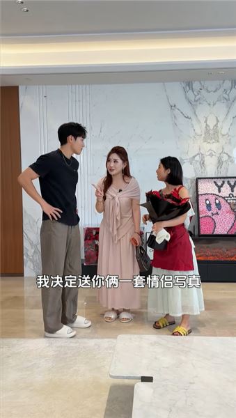 佳怡和小伍終于在一起了，送情侶寫真當祝福，旁觀兩人害羞模樣，我看得臉紅心跳