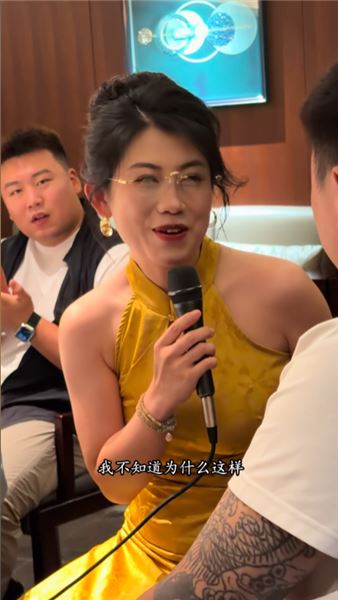 都說戴著金絲眼鏡的男人是斯文敗類，那戴著眼鏡的我又是什么