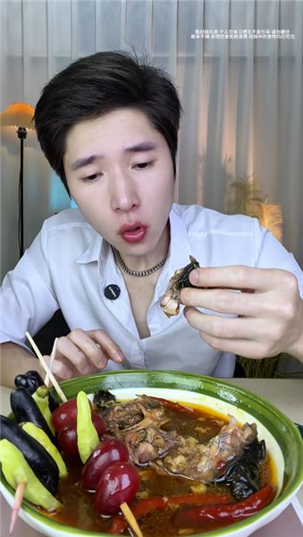 野山椒水果串串配麻辣甲魚太過癮了，吃成江西百靈鳥