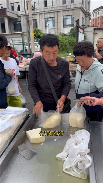 我是崔小斌，靠豆腐手藝謀生，卻沒能留住身邊的愛人