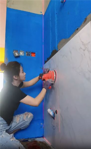 一名女瓦工的工地日常：手握抹刀，以匠心打破行業刻板偏見
