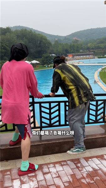 好多人追問，跟我拍段子的發小為啥死活不露臉？