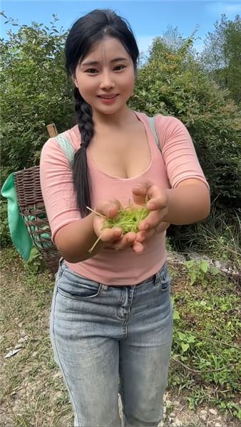 五點赴茶山勞作，原來農村姑娘的快樂，從來都不需要很昂貴