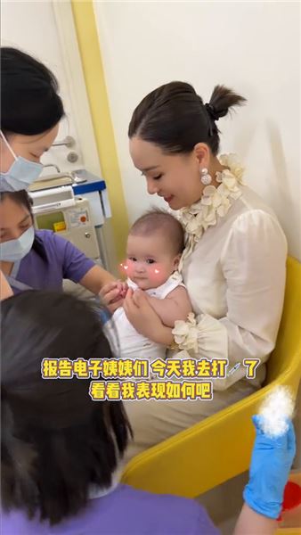 糖粒子打針記：姨姨們，九命啊~沒想到本寶寶扛過了兩針，還有第三針~但我覺得我還是很勇敢滴~