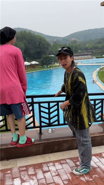 好多人追問，跟我拍段子的發小為啥死活不露臉？
