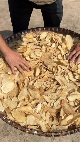 琪琪媽媽生七寶住院，琪琪在家里給媽媽燒天麻燉排骨。時間過得真快一混就馬上滿月了。