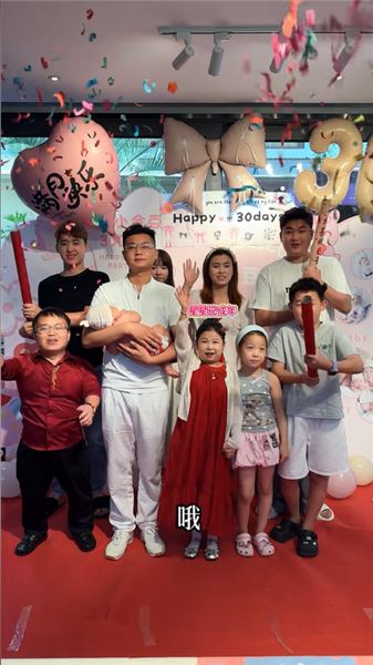 不被看好的 1 米 23 寶媽，寶寶滿月辦宴席，滿場都是對母女的疼愛