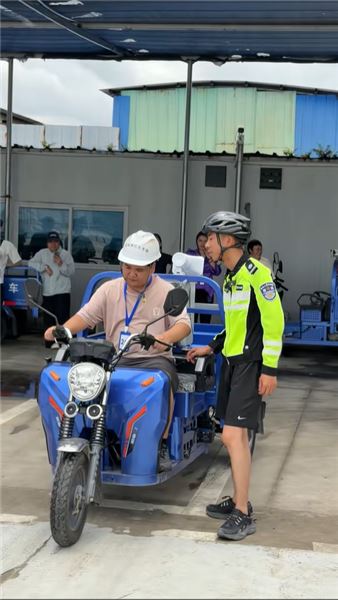 摩托車女學員練車誤觸油門，現場手忙腳亂，教練全程揪心指揮，練車實錄太真實