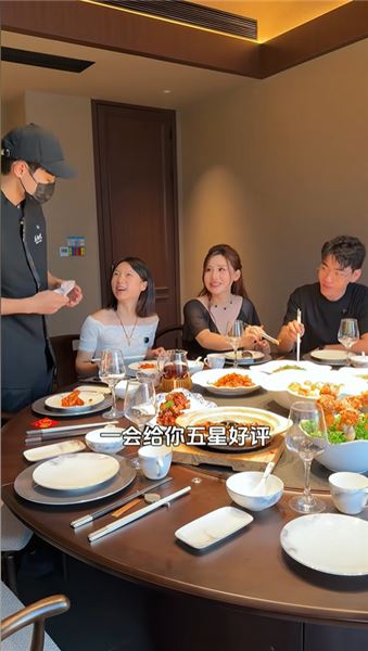 小伍從國外回來第一時間扮成服務員想給佳怡道歉，沒想到……