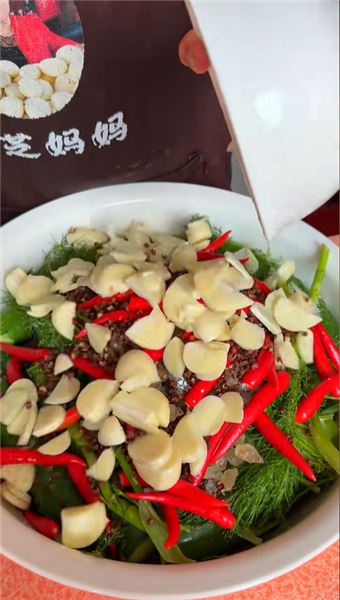快跟媽媽試試這個只燙一燙、泡一晚就能吃的酸黃瓜！做法超簡單，嘎嘣脆比買的還香