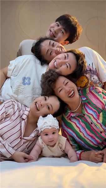 燈火可親家人閑坐，三餐四季，一家人，在一起。