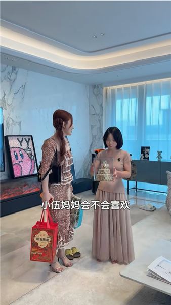 小伍帶佳怡去給媽媽過生日，佳怡親手做了硬幣蛋糕，真心準備的禮物，卻被小伍媽媽嫌棄扔到地上