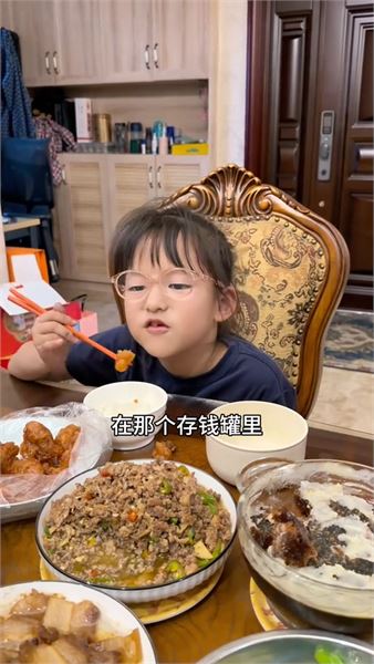 文文拿出私房錢，給住校哥哥樂樂準備兩份生日禮物