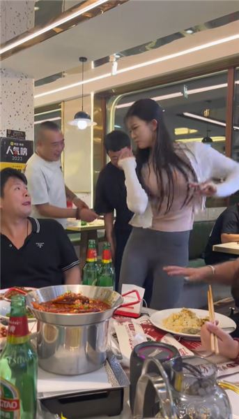 比七老板跳舞更妖嬈，到店直接免單！來四平吃燒烤啦