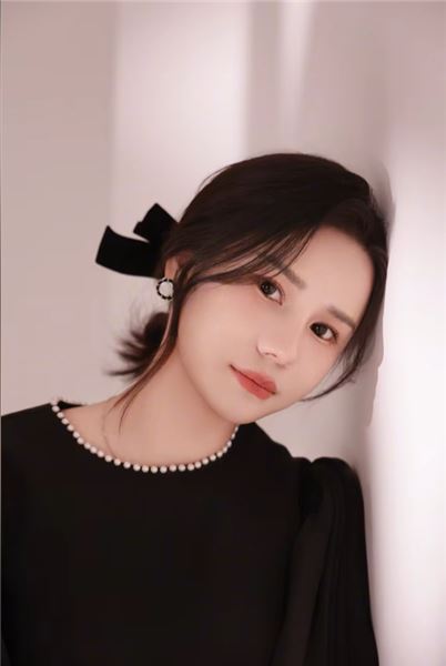 和小 16 歲弟弟分手后，前夫拎著蘋果 18 上門，所有人勸我復婚
