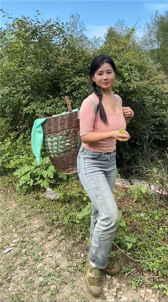 五點赴茶山勞作，原來農村姑娘的快樂，從來都不需要很昂貴