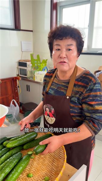 快跟媽媽試試這個只燙一燙、泡一晚就能吃的酸黃瓜！做法超簡單，嘎嘣脆比買的還香