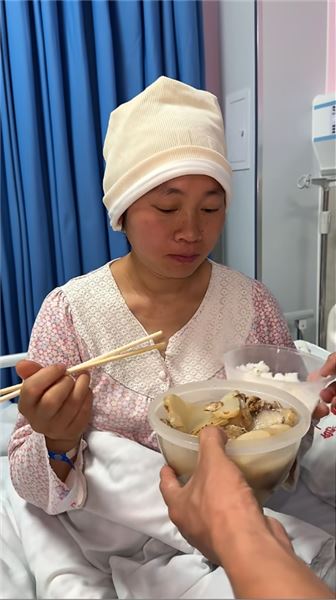 琪琪媽媽生七寶住院，琪琪在家里給媽媽燒天麻燉排骨。時間過得真快一混就馬上滿月了。