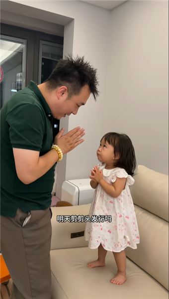 珠珠的吃糖初體驗，高興壞了