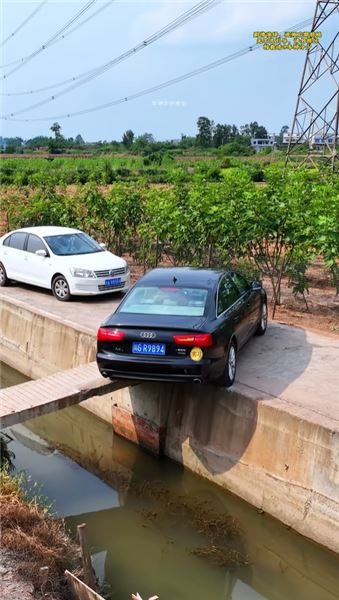 強者從來都不會抱怨環境，鄉村窄路極限單邊橋會車，刀尖之上的民間駕駛絕活