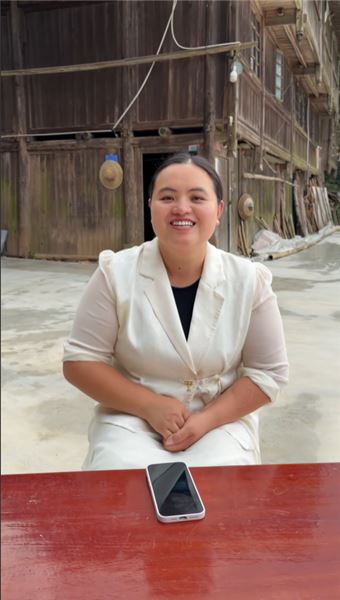 工地夫妻開啟人生第一場直播，身后一大家子為我們撐腰