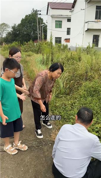 額頭磕出大包！生病后的老爸，抗拒所有親人的觸碰