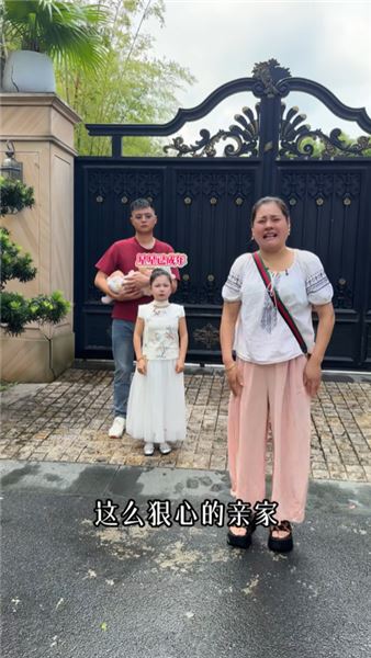 1米23小寶媽帶女兒回家，大門緊閉，媽媽你為什么不開門