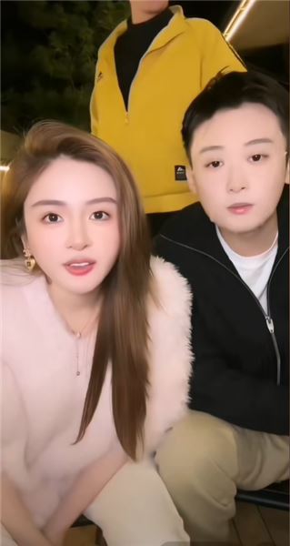 芹菜爸爸要結婚，一場直播撕開原生家庭的無奈，網友勸她干脆吵架把早晨帶回家