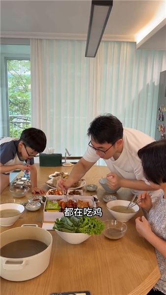 今年三伏天，我們把中韓兩種儀式都端上了桌，參雞湯以熱制熱VS清潤消暑綠豆湯