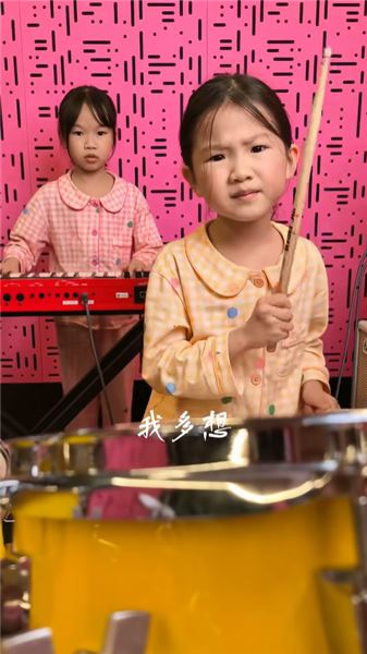鏡頭里眉頭緊鎖不等于不快樂，感謝大家的善意關心，關于網上的種種疑問，說說我們家長的心里話