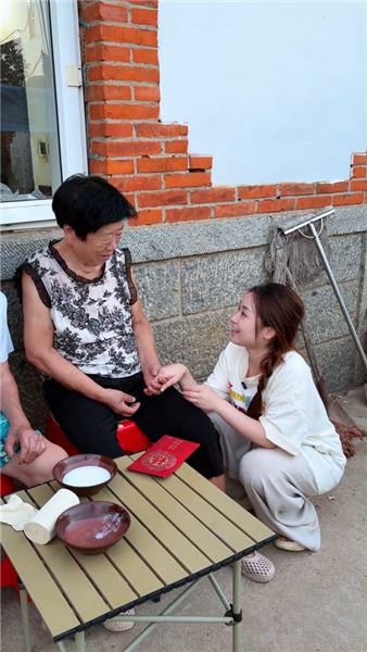 給前男友的另一條腿掛個號 他媽媽卻悄悄給了我一個東西……