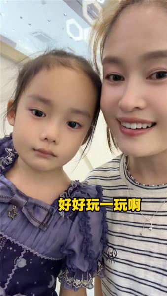 卓伊放假啦，帶著弟弟去接她，沒想到又哭成小淚人兒了