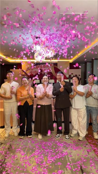 工地夫妻開啟人生第一場直播，身后一大家子為我們撐腰