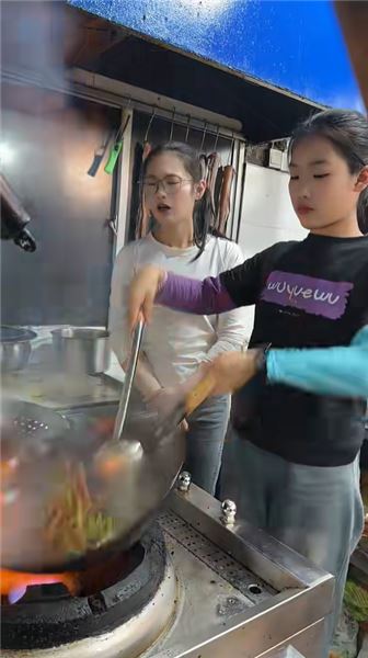 寫完作業的夜晚，我學著爸爸的樣子拿起鍋鏟