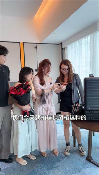 佳怡和小伍終于在一起了，送情侶寫真當祝福，旁觀兩人害羞模樣，我看得臉紅心跳