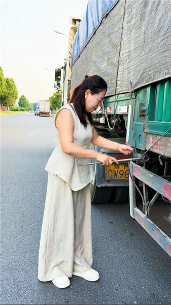 車輪之上的煙火人生：中年卡車夫妻，以奔波扛起家庭的重量