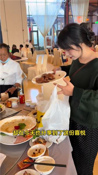 “我們今天不是吃剩菜的小流浪貓，我們是祝新人新婚快樂的小小嘉賓。”