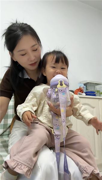 來東北幾天，珠珠已經能自己爬到 4 樓了～今天帶珠珠去逛了早市，早市每天都特別熱鬧