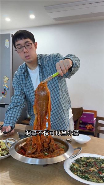 泡菜燉排骨配雙餅，異國小家充滿煙火氣的韓式家庭晚餐