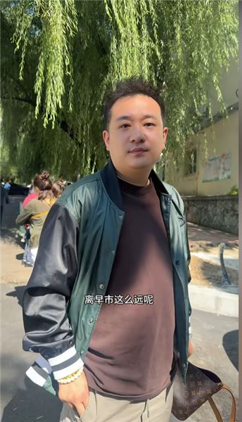 來東北幾天，珠珠已經能自己爬到 4 樓了～今天帶珠珠去逛了早市，早市每天都特別熱鬧