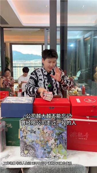 看見前員工街頭賣唱謀生，當初辭退她，我做錯了嗎？