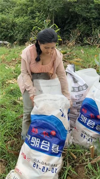我多抗一包，爺爺就少抗一包，扎根在田地里干活的農村姑娘