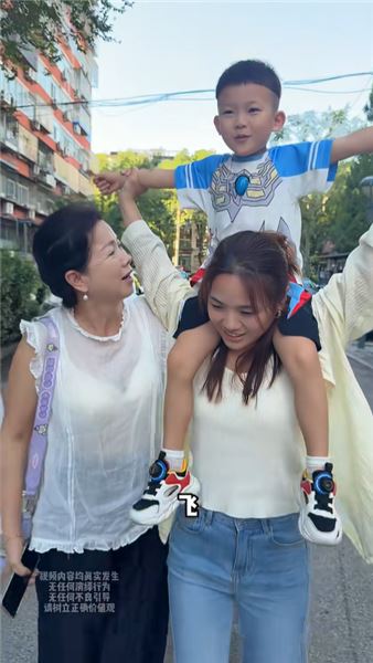離婚 45 天見孩子，團聚剛開始，前夫一通電話就要把娃帶走