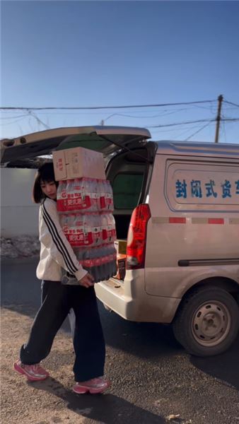 搬啤酒的女孩楊藝：一身塵土，扛起屬于自己的人間煙火