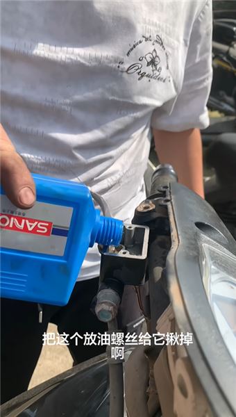 遇到摩托車剎車拖剎別著急送修，動手能力強自己就能搞定