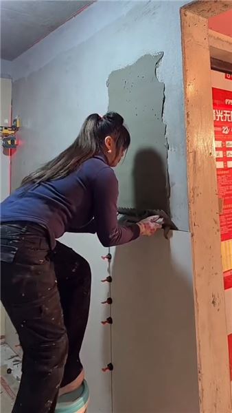 女人也可以干裝修！滿身塵土，靠手藝活出自已的底氣