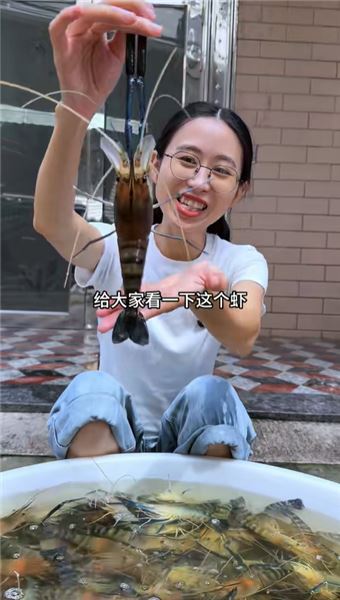 豪擲 2100 元購入 50 斤羅氏蝦擺攤！黃油蒜蓉羅氏蝦，三十分鐘直接全部賣光