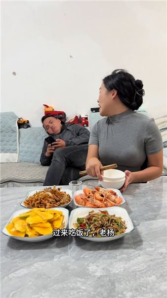 飯桌互懟藏溫柔：打打鬧鬧的逗趣日常，才是夫妻最舒服的相處模樣