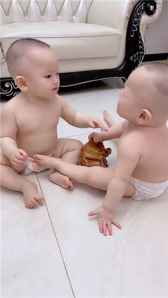 親姐妹哪有不吵的，吵歸吵，血脈里的疼愛騙不了人