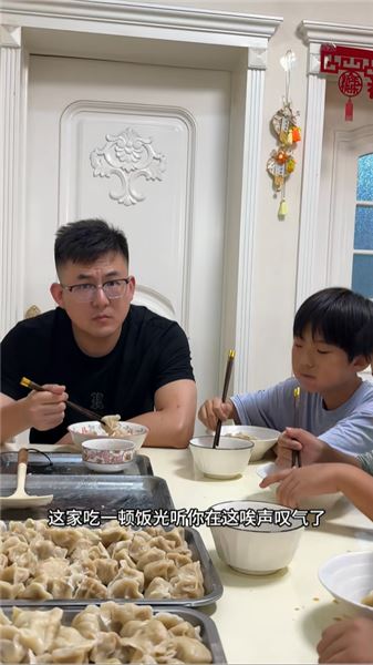 網友調侃半大小子吃窮老子！三兄弟干飯現場，看完驚呆了